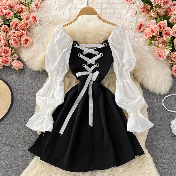 Ženska haljina s dugim rukavima i četvrtastim izrezom