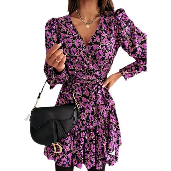 Uue mudeliga pikkade varrukatega värvilise mustriga sügiskleit