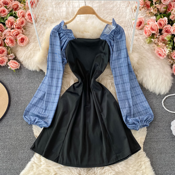 Kandilise kaelusega ja pikkade varrukatega naiste kleit