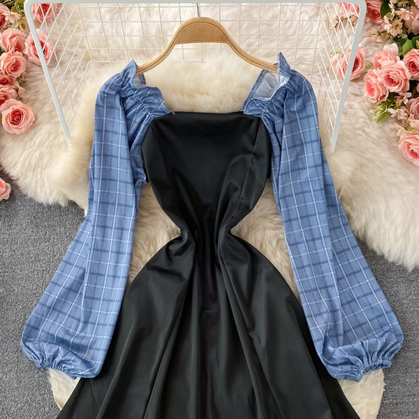 Kandilise kaelusega ja pikkade varrukatega naiste kleit