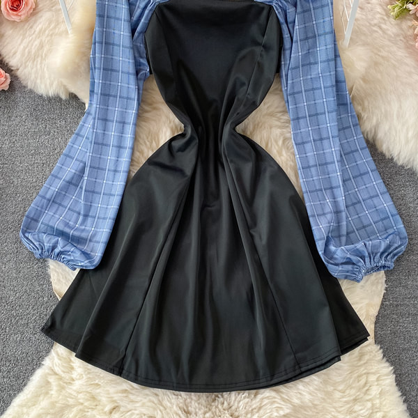 Kandilise kaelusega ja pikkade varrukatega naiste kleit