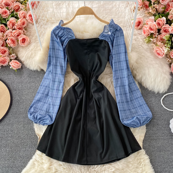 Kandilise kaelusega ja pikkade varrukatega naiste kleit