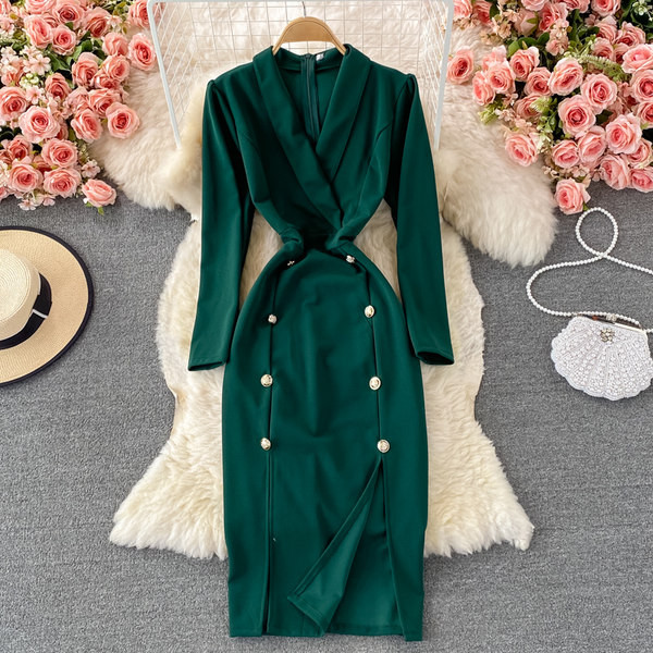 Дамска модерна рокля с копчета и шпиц деколте 