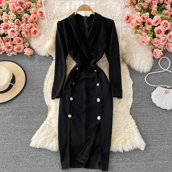 Дамска модерна рокля с копчета и шпиц деколте 