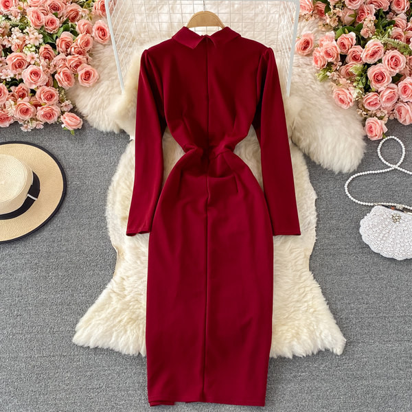 Дамска модерна рокля с копчета и шпиц деколте 