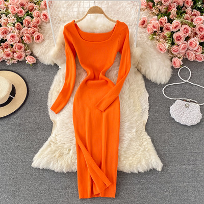 Naiste pikkade varrukate ja kandilise kaelusega kootud kleit