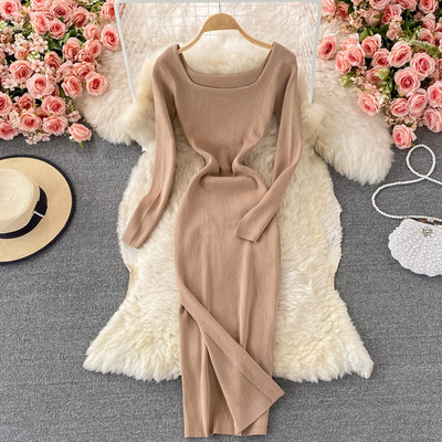 Naiste pikkade varrukate ja kandilise kaelusega kootud kleit