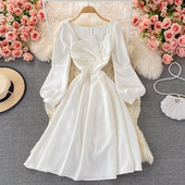 Lihtne mudel pikkade varrukatega naiste kleit seljal lukuga