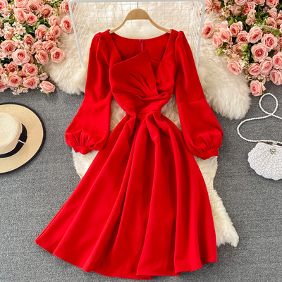 Lihtne mudel pikkade varrukatega naiste kleit seljal lukuga