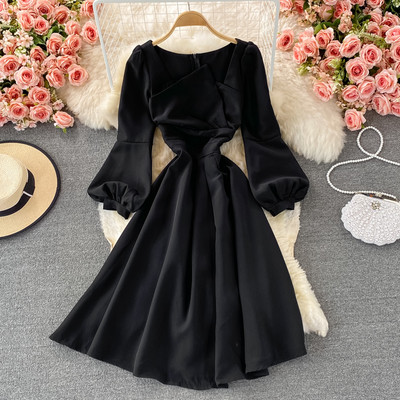 Lihtne mudel pikkade varrukatega naiste kleit seljal lukuga