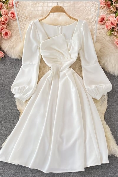 Lihtne mudel pikkade varrukatega naiste kleit seljal lukuga