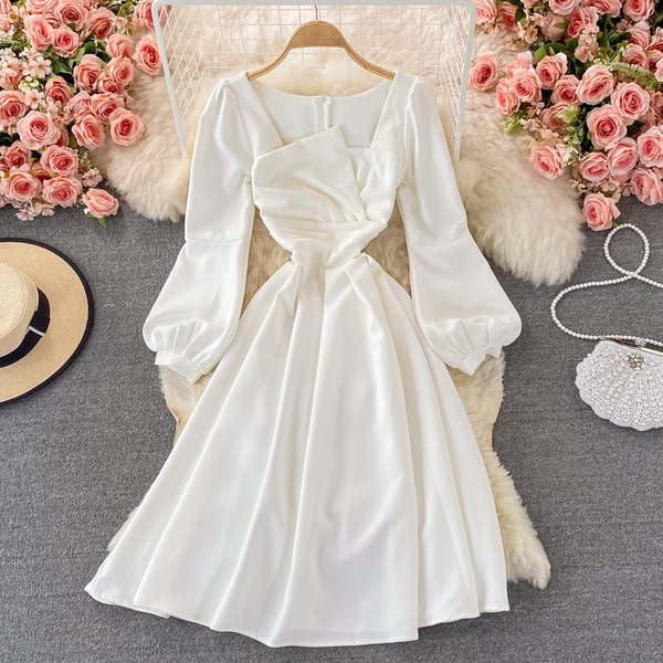 Lihtne mudel pikkade varrukatega naiste kleit seljal lukuga