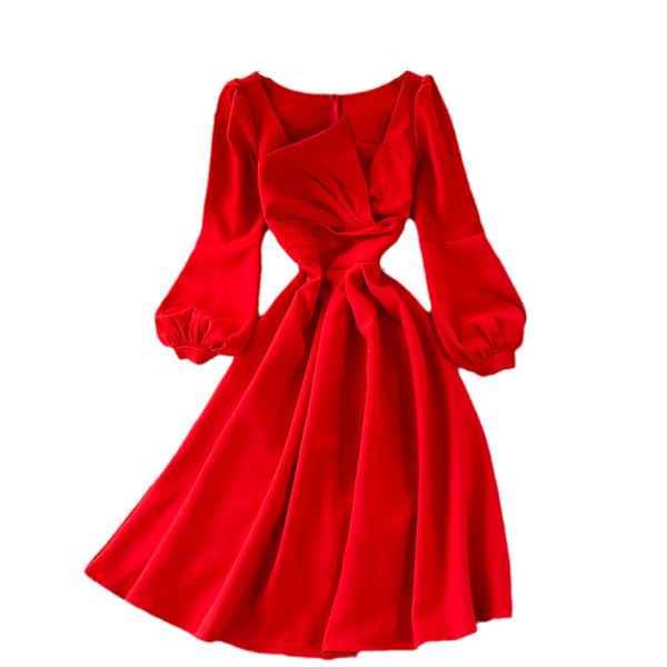 Lihtne mudel pikkade varrukatega naiste kleit seljal lukuga