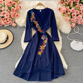 Modern női ruha spitz nyakkivágással és kék hímzéssel