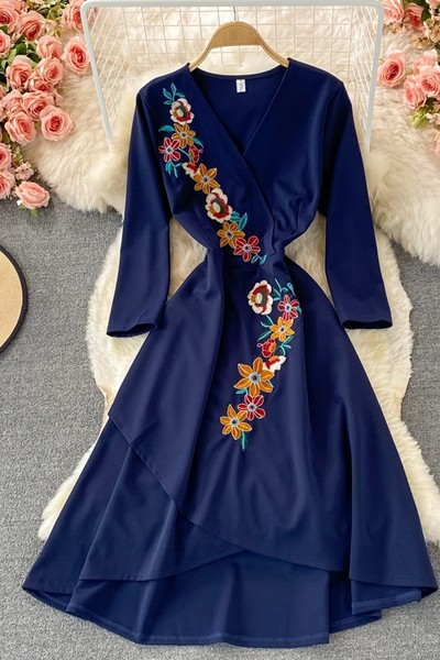 Modern női ruha spitz nyakkivágással és kék hímzéssel
