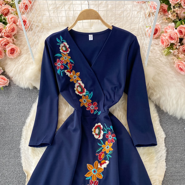 Modern női ruha spitz nyakkivágással és kék hímzéssel