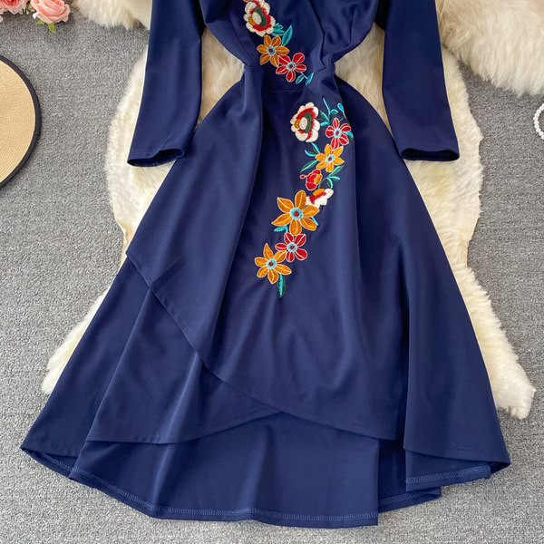 Modern női ruha spitz nyakkivágással és kék hímzéssel