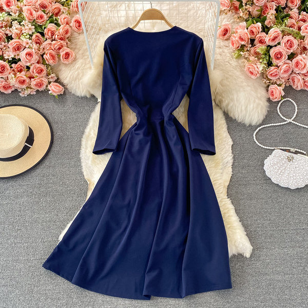 Modern női ruha spitz nyakkivágással és kék hímzéssel