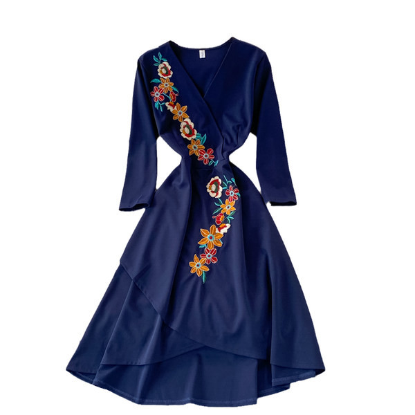 Modern női ruha spitz nyakkivágással és kék hímzéssel