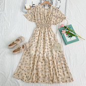 Moodne naistelõikeline spitsikaelusega ja lillemustriga kleit