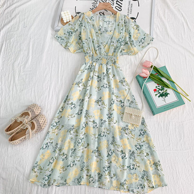 Moodne naistelõikeline spitsikaelusega ja lillemustriga kleit