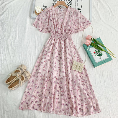 Moodne naistelõikeline spitsikaelusega ja lillemustriga kleit