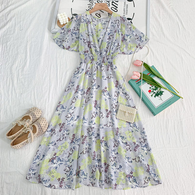 Moodne naistelõikeline spitsikaelusega ja lillemustriga kleit