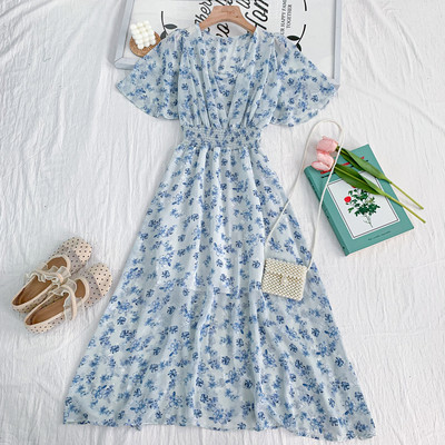 Moodne naistelõikeline spitsikaelusega ja lillemustriga kleit