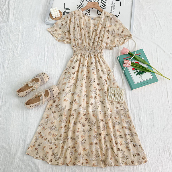 Moodne naistelõikeline spitsikaelusega ja lillemustriga kleit