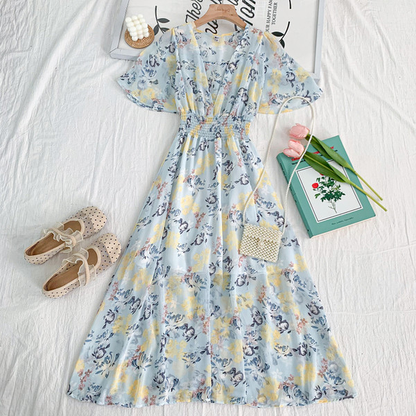 Moodne naistelõikeline spitsikaelusega ja lillemustriga kleit