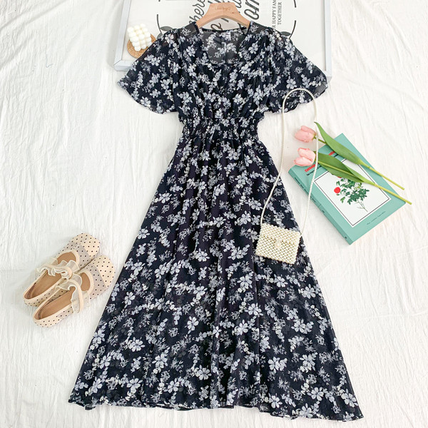 Moodne naistelõikeline spitsikaelusega ja lillemustriga kleit