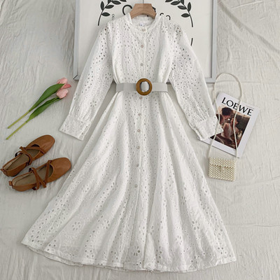 Pikk naiste kleit nööpide ja vööga