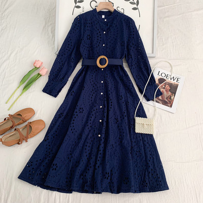 Pikk naiste kleit nööpide ja vööga