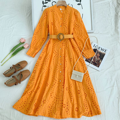 Pikk naiste kleit nööpide ja vööga