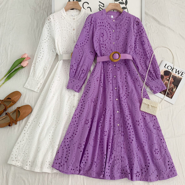 Pikk naiste kleit nööpide ja vööga