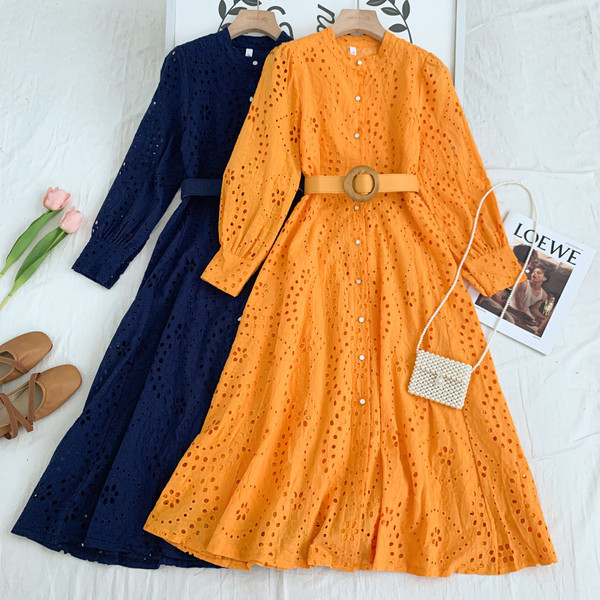 Pikk naiste kleit nööpide ja vööga