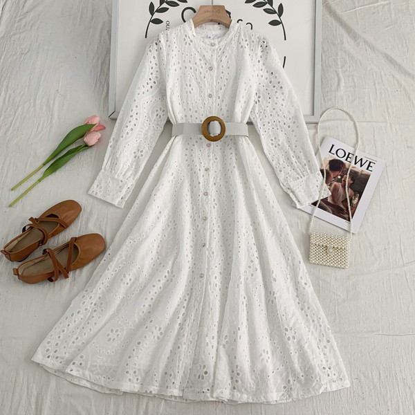 Pikk naiste kleit nööpide ja vööga