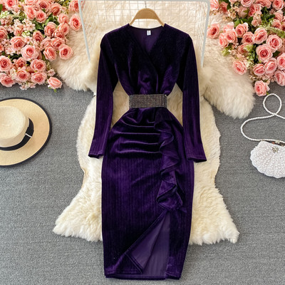 Naiste kleit pikkade varrukatega, spits dekoltee ja lõhikuga