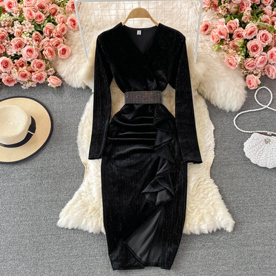 Naiste kleit pikkade varrukatega, spits dekoltee ja lõhikuga