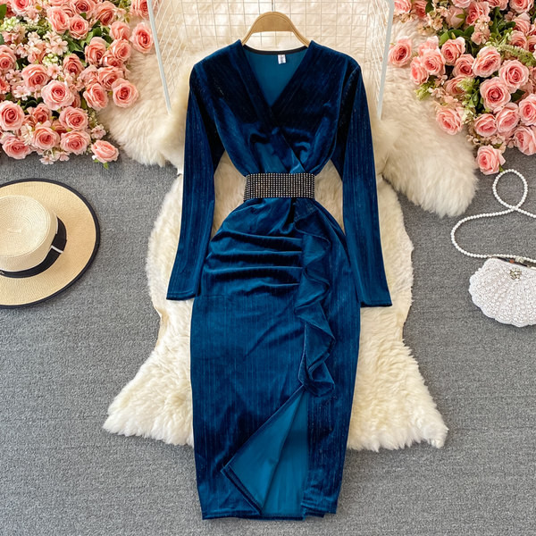 Naiste kleit pikkade varrukatega, spits dekoltee ja lõhikuga