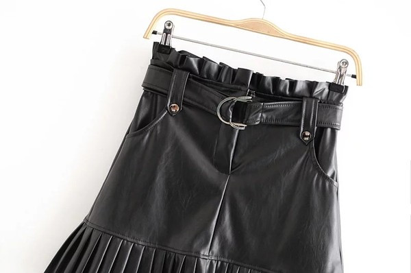 Kratka plisirana suknja sa remenom od eko kože