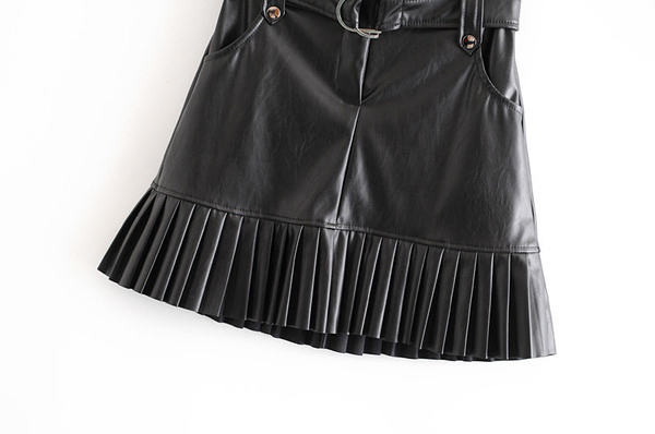 Kratka plisirana suknja sa remenom od eko kože