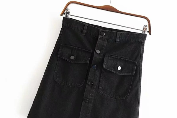 Rövid farmerszoknya gombokkal és zsebekkel