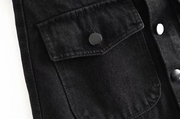 Rövid farmerszoknya gombokkal és zsebekkel