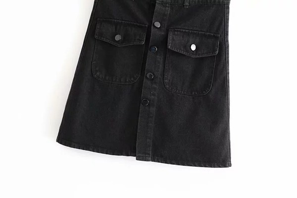 Rövid farmerszoknya gombokkal és zsebekkel