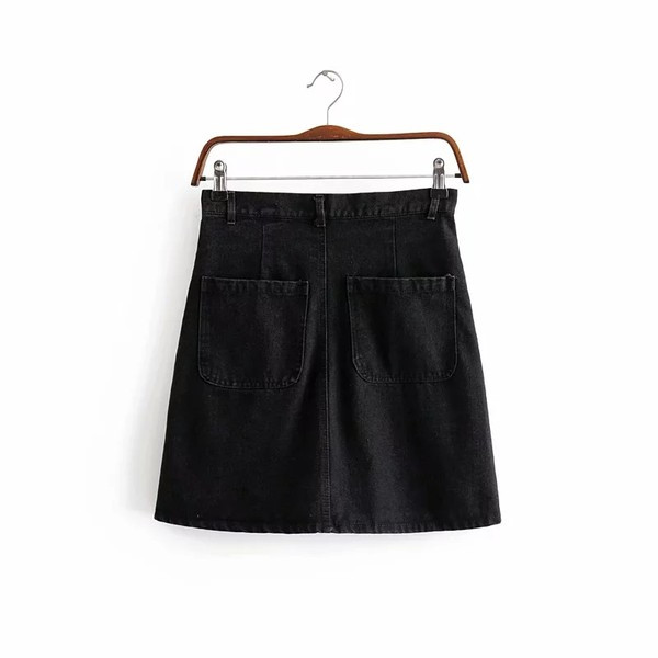 Rövid farmerszoknya gombokkal és zsebekkel