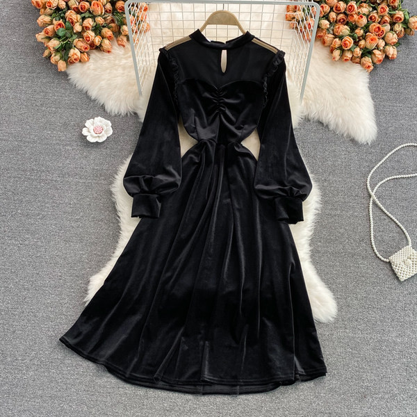 Modern női ruha hosszú ujjú fekete színben