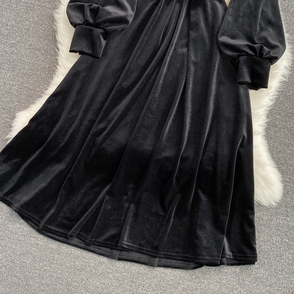 Modern női ruha hosszú ujjú fekete színben