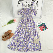 Új modell kivágott női ruha vékony pántokkal, virágmintával