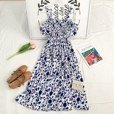 Új modell kivágott női ruha vékony pántokkal, virágmintával